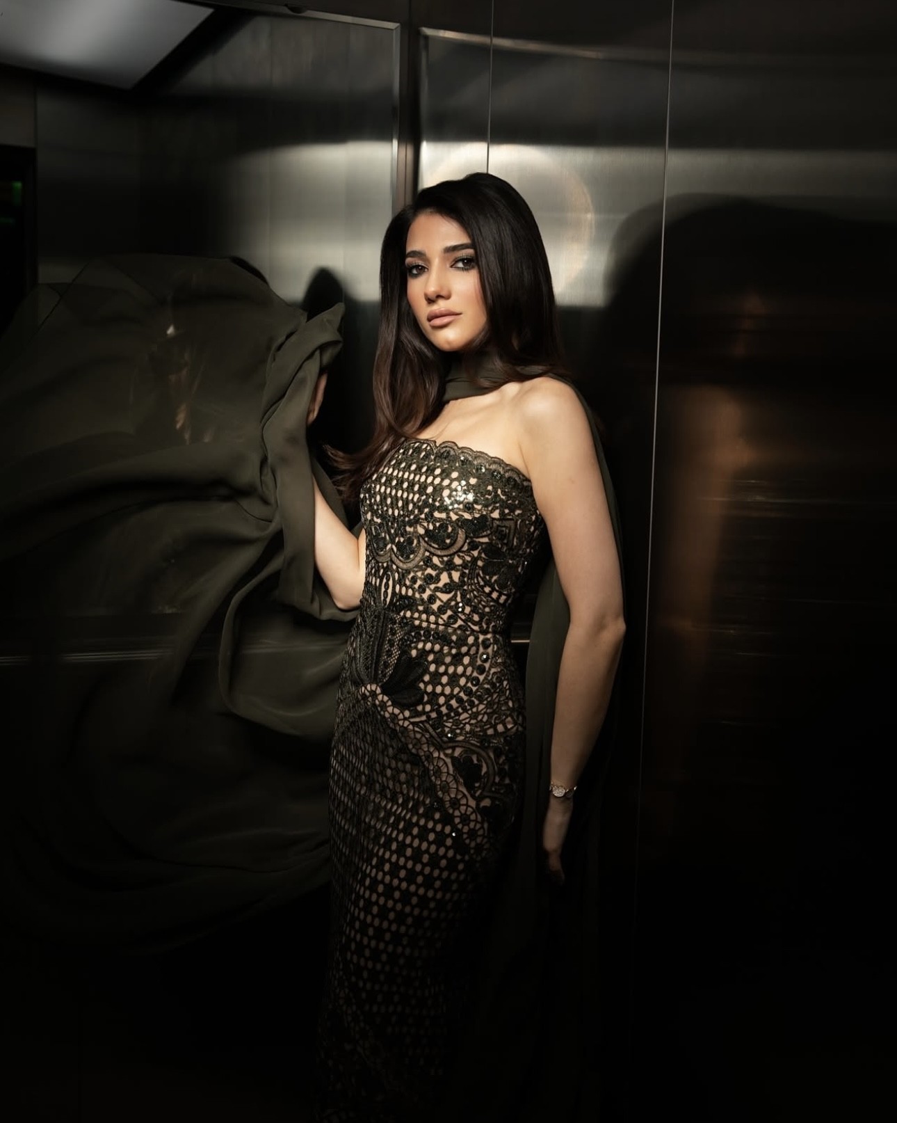 نارين بيوتي بتصميم إيلي صعب