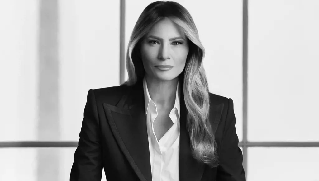 ميلانيا ترامب بإطلالة التوكسيدو تصريح بصري للقوة