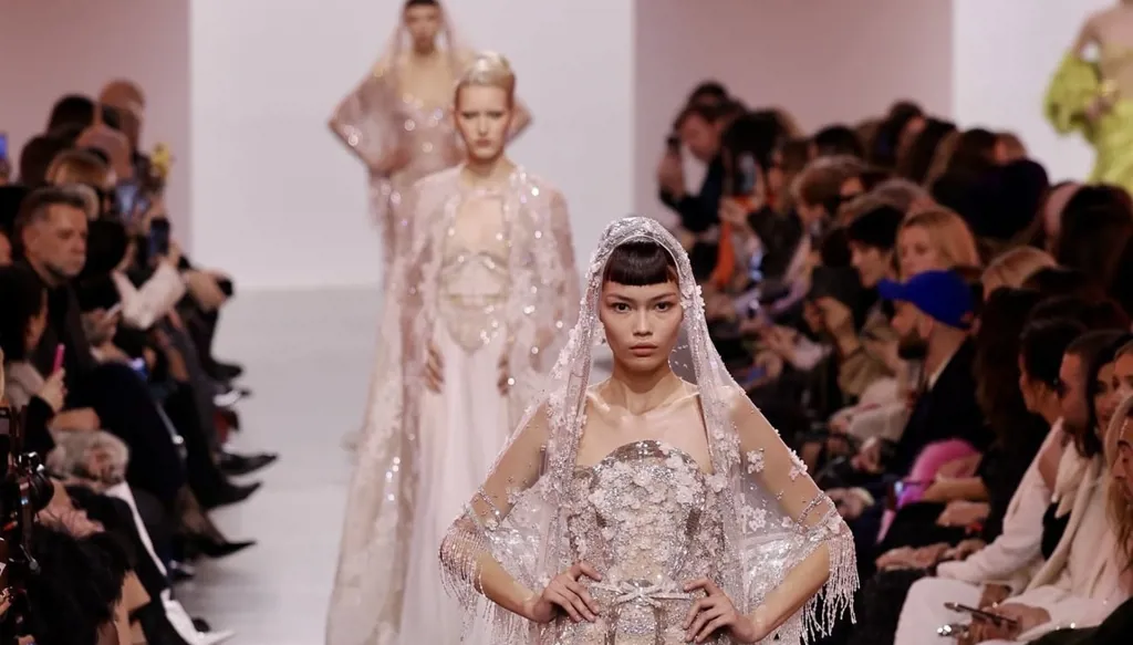 إيلي صعب يجسّد رؤيته للأنوثة الملكية في مجموعة الربيع للخياطة الراقية (صور وفيديو)