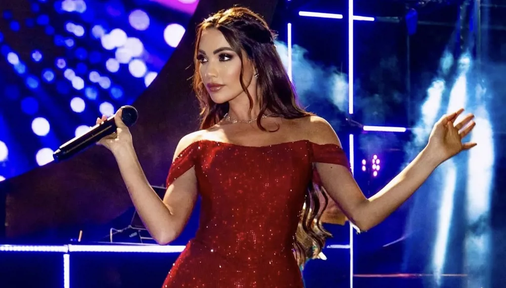 داليدا خليل تتألّق على خشبة المسرح في دبي ببريق الأحمر البرغندي