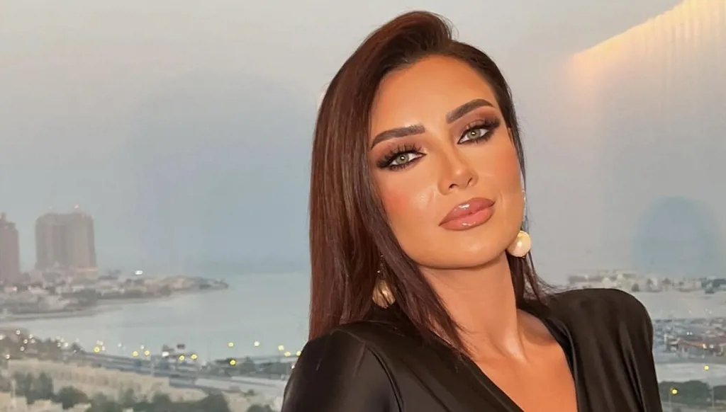 الفستان الأسود هو الترند... تعلّمي تنسيقه بأناقة رضوى الشربيني