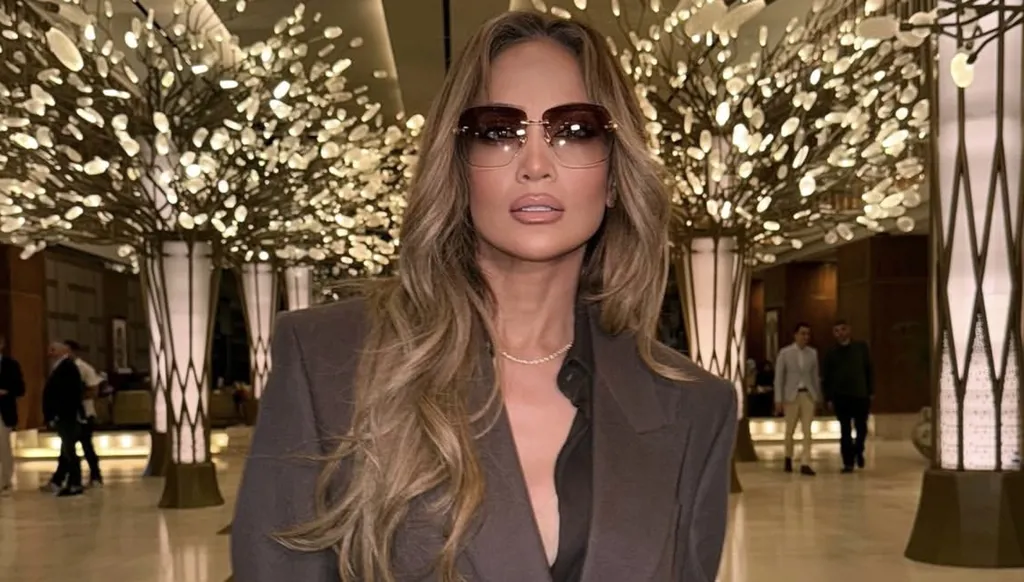 جينيفر لوبيز تختار البدلة الرجاليّة بلون الموكا خلال زيارتها دبي