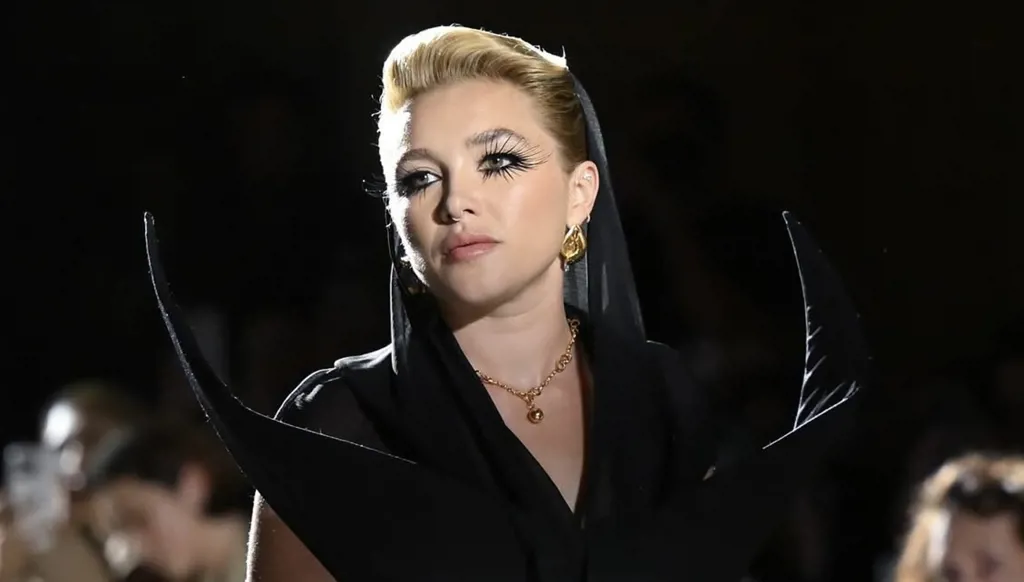 فلورنس بوغ تفاجئ الجمهور في عرض هاريس ريد بإطلالتها القوطيّة (صور وفيديو)