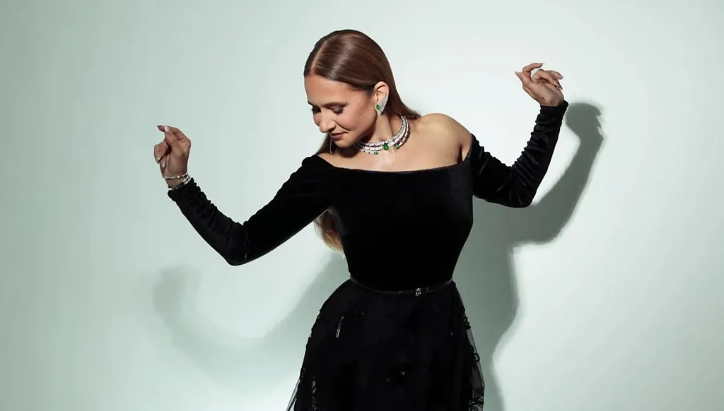 نيللي كريم تجذب الأضواء بفستان أسود من إيلي صعب... ومجوهرات بآلاف الدولارات