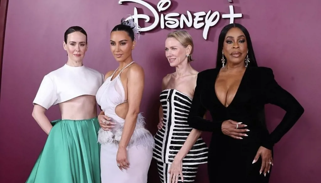 كيم كارداشيان ونجمات مسلسل "كل شيء عادل" يتألّقن بصيحات الموضة على السجّادة الحمراء في البرازيل (صور وفيديو)