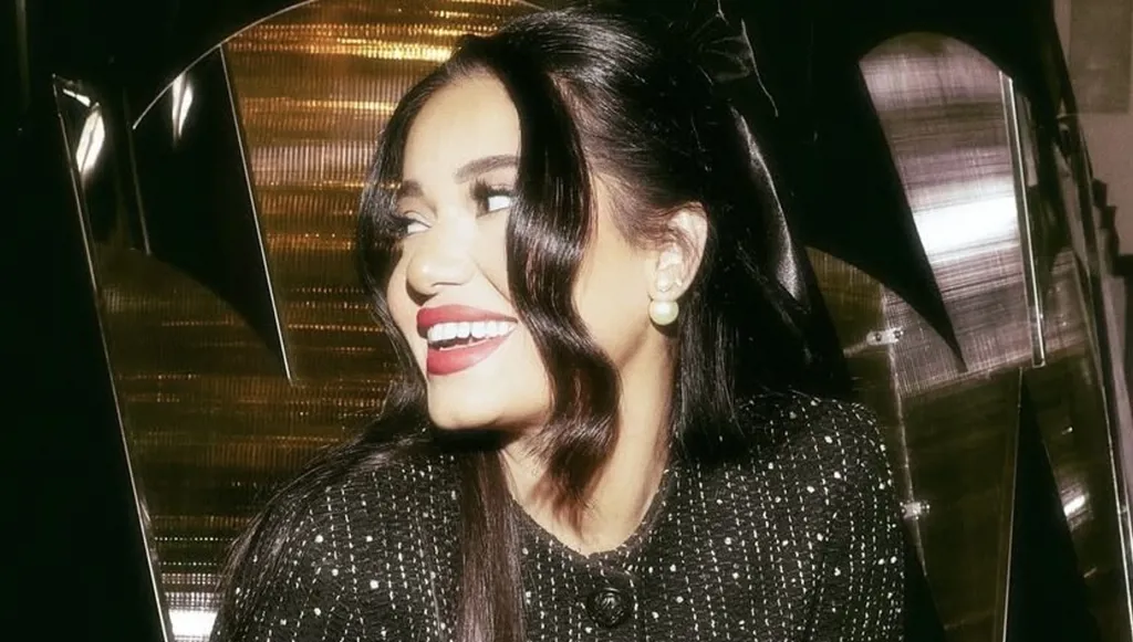 رحمة رياض بالنمط البرّاق لأعياد الموسم من إيلي صعب (صور وفيديو)