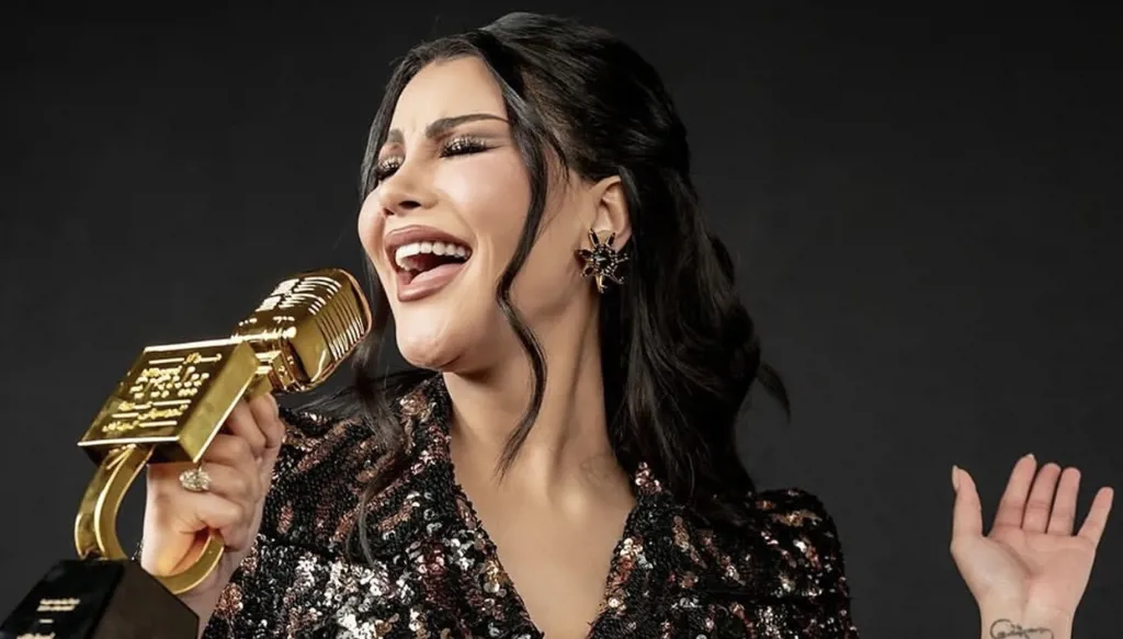 أميمة طالب تتسلّم جائزتها بتصميم مبتكر من ستيفان رولاند في "بيلبورد" عربية (صور وفيديو)