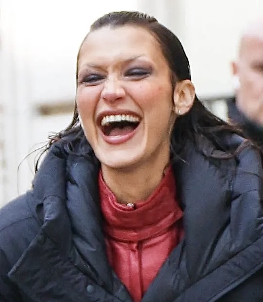 بيلا بالمكياج الدخاني فوق العينين