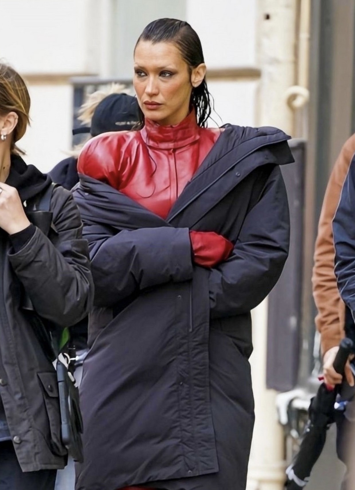 بيلا بموضة الحواجب البلاتينية