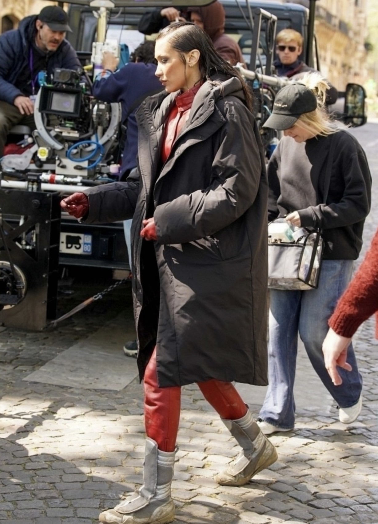 بيلا مع فريق التصوير في باريس