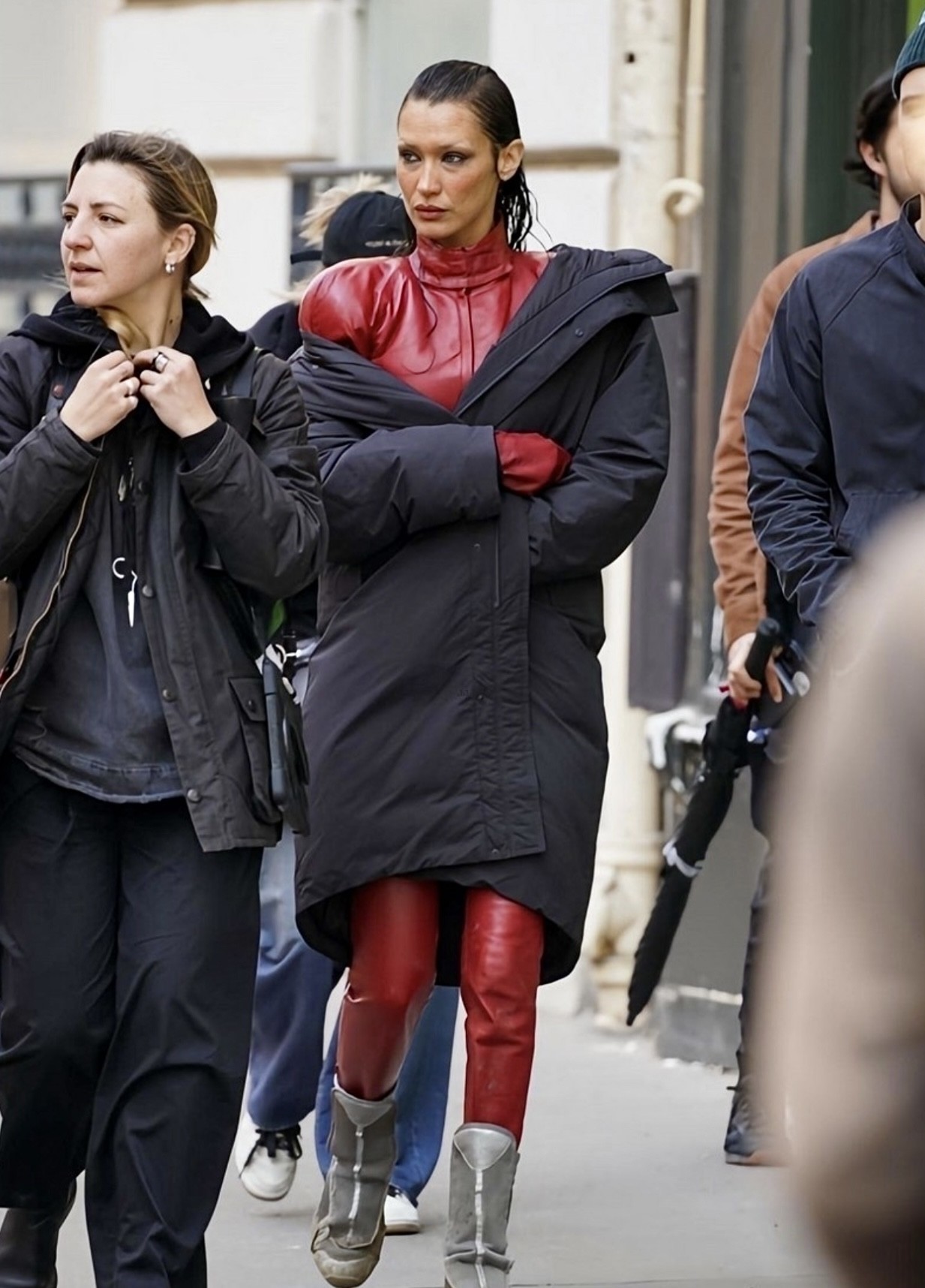 بيلا حديد ترتدي معطفاً منفوخاً ومبطناً