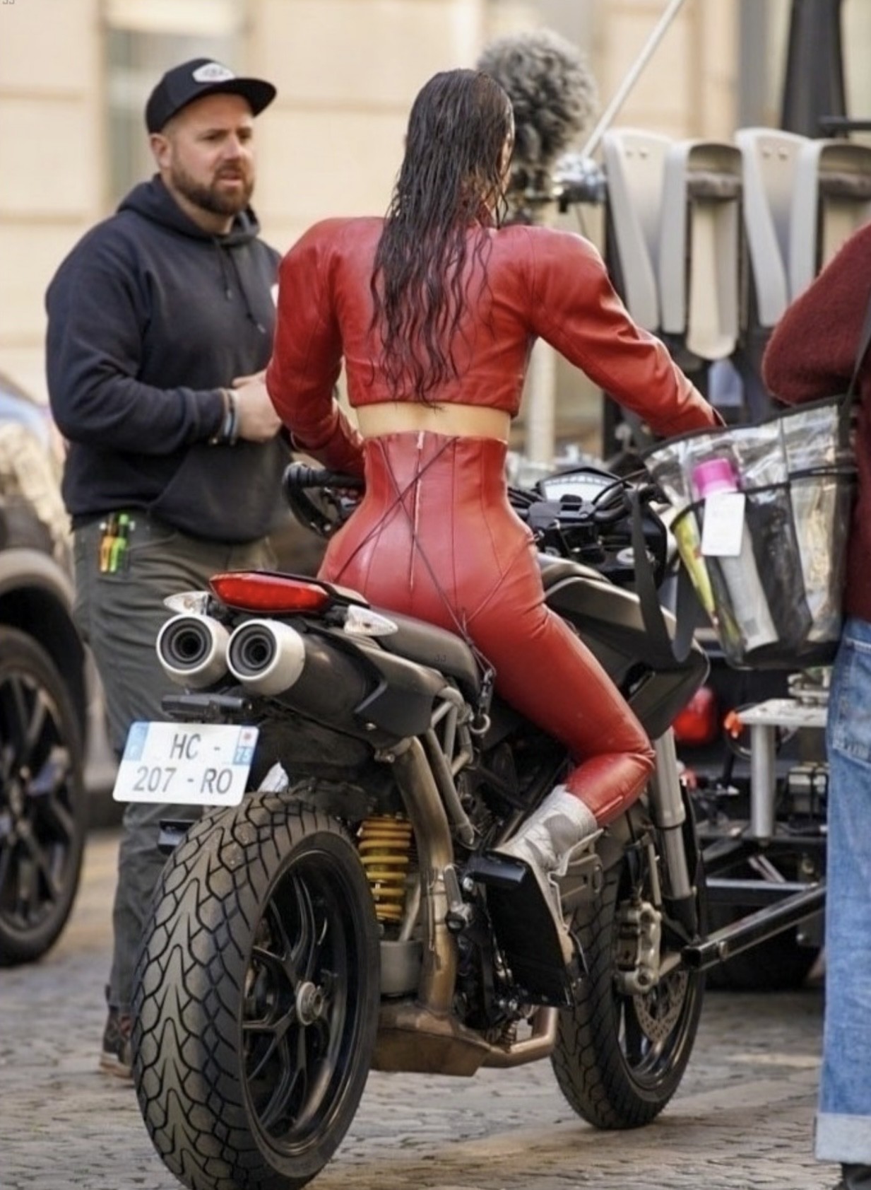 بيلا حديد بالجلد الأحمر المغري