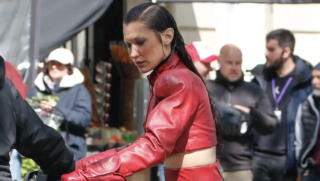 بيلا حديد بموضة الجلد الأحمر في شوارع باريس (صور وفيديو)