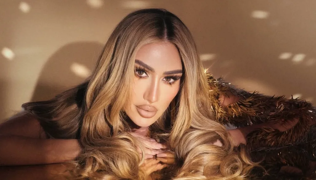 مايا دياب تودّع العام بالبريق الفضّي والذهبي من جان لويس صبجي