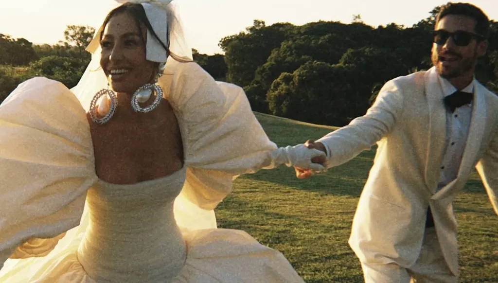 سابرينا ساتو بفستان زفاف أثار ضجّة كبيرة بعد مقارنته بثوب الليدي ديانا (صور وفيديو)