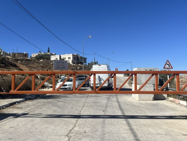 الطرق مقطوعة بين البلدات والقرى (النهار)