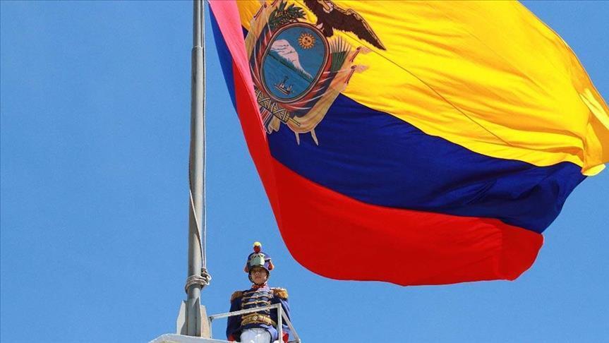 علم الإكوادور. (مواقع)