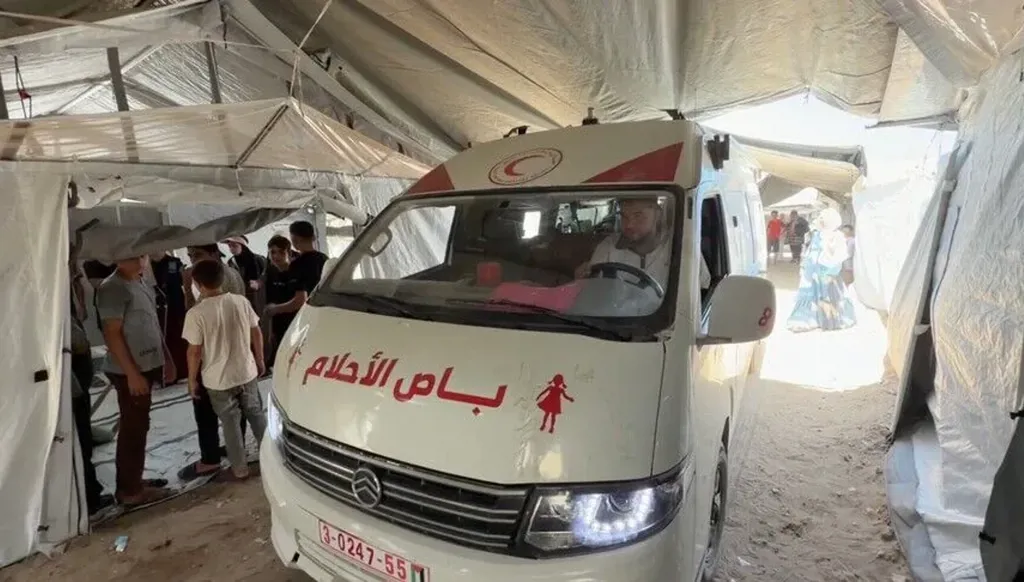 بالفيديو - أوّل سيارة إسعاف ينتظرها ويحبها الأطفال... في غزّة!