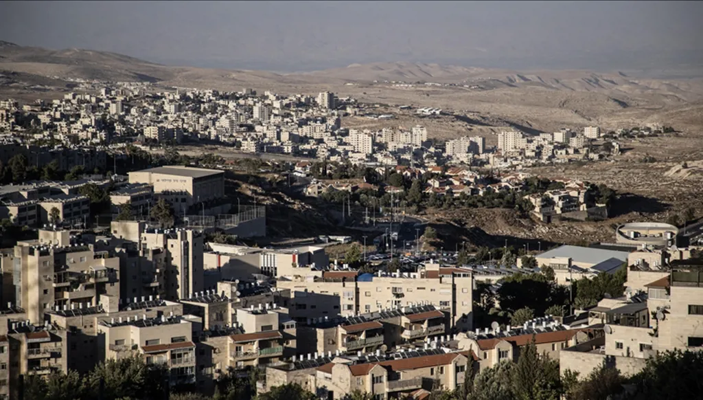 تنديد بمشروع استيطاني يُقسم الضفة: مخطط يحولها إلى سجون ويقطع أوصالها