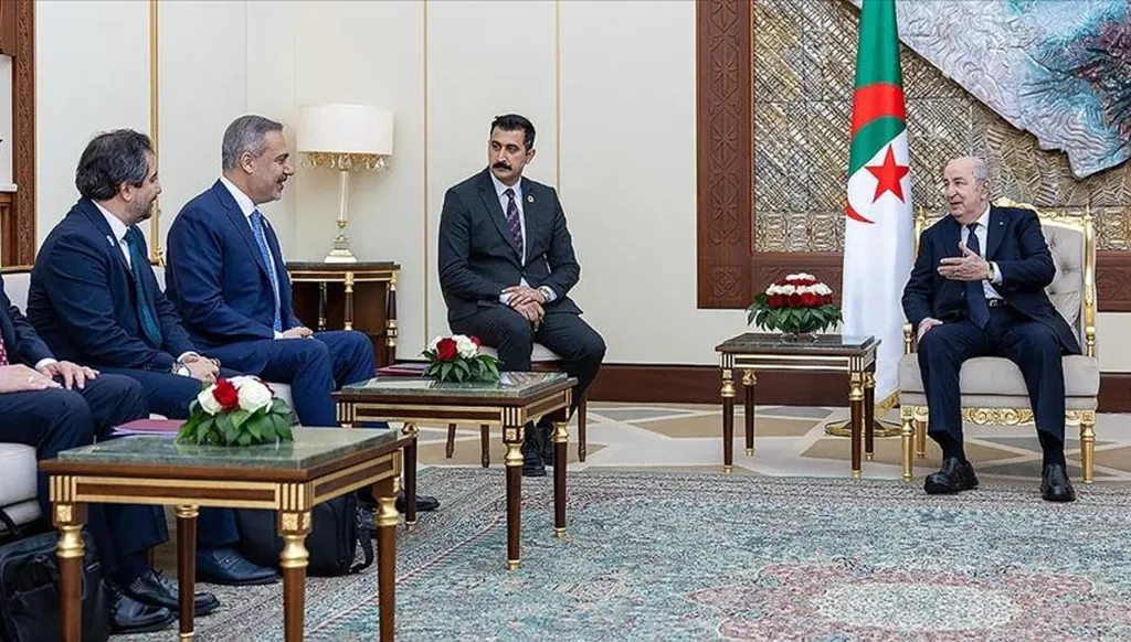 من الطائرات المسيرة إلى مالي... ما وراء زيارة فيدان للجزائر؟