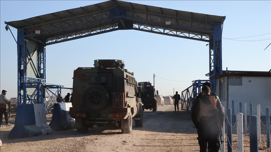 القوات السورية تدخل إلى مخيم الهول في شمال شرق سوريا. (أ ف ب)