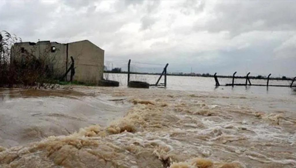 سيول غزيرة تجتاح العراق... جرف للمركبات وانهيار مبان (فيديو)