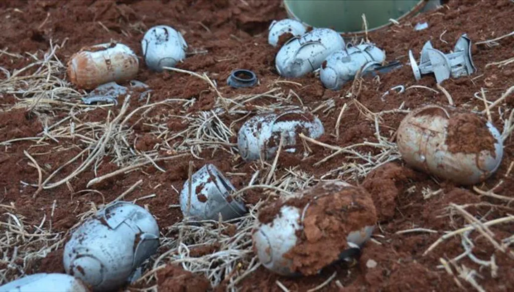 الغارديان: صور حصريّة تكشف لأول مرة عن صواريخ عنقوديّة متقدّمة في لبنان