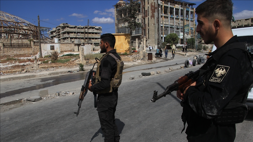 عنصران من الأمن السوري في حلب. (أ ب)