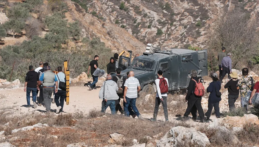 هجوم مستوطنين على فلسطينيين (أرشيفية).