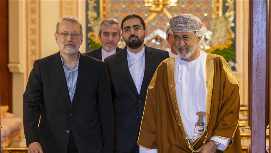 سلطان عمان هيثم بن طارق وعلي لاريجاني (إكس).