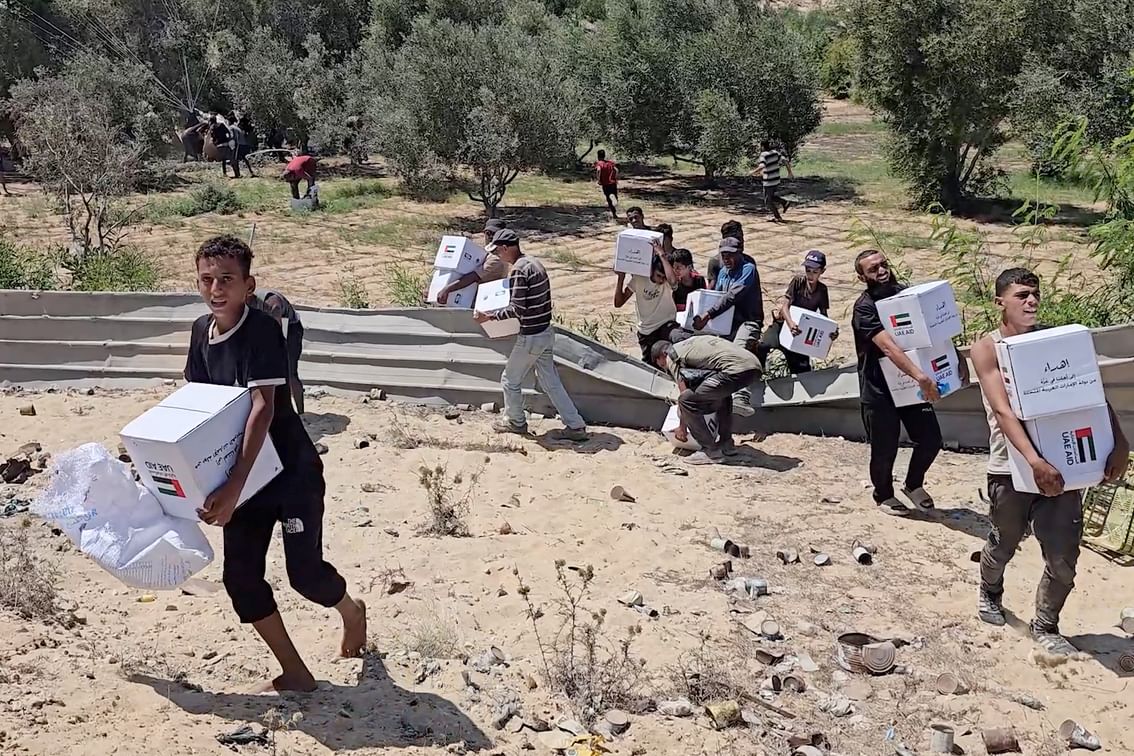 أطفال غزة يتسلمون المساعدات (وام)