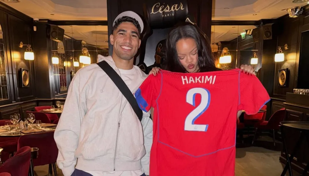 أشرف حكيمي يهدي ريهانا قميص باريس سان جيرمان... ماذا كتب عليه؟ (فيديو)