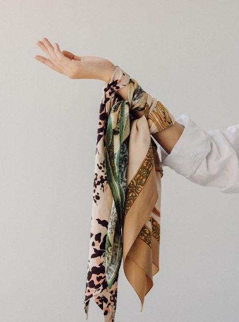 الوشاح الانيق في صيف 2026 بملمس الحرير (Pinterest)