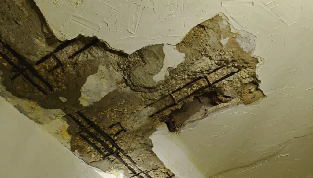 شمال لبنان... انهيار سقف شقّة في طرابلس (صور)