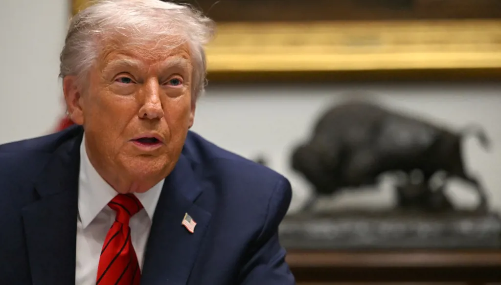 ضمادة على يد ترامب اليمنى... كيف علّق البيت الأبيض؟