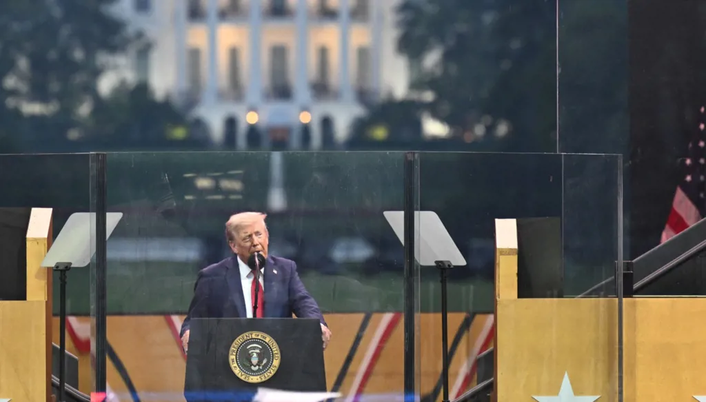 على وقع تظاهرات تتّهمه بـ"الديكتاتورية"... ترامب يحضر عرضاً ‏عسكرياً في واشنطن ‏