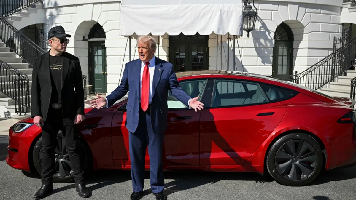 دونالد ترامب وإيلون ماسك يسوّقان لسيارة تسلا (وكالات)‏