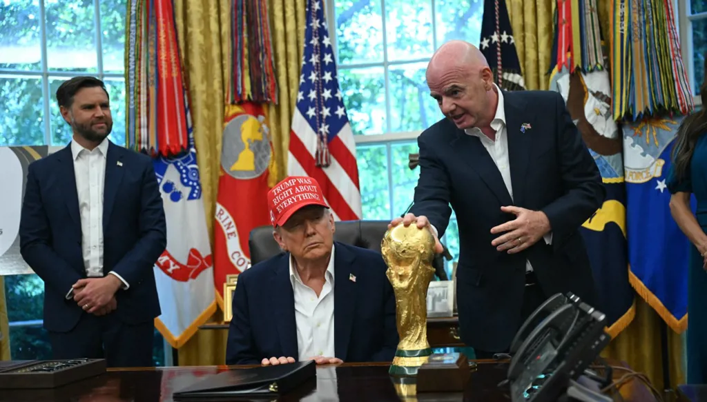 ترامب يعلن مكان وتوقيت قرعة كأس العالم 2026 بمظهر غريب (فيديو)