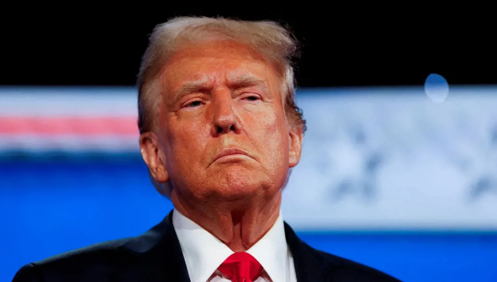 ترامب يتوعّد بفرض رسوم جمركية... والدولار يرتفع