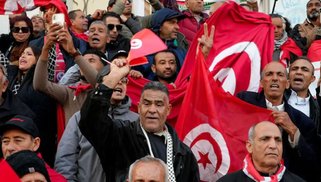 وسط انقسامات سياسية... أنصار الرئيس التونسي يتظاهرون دعماً له