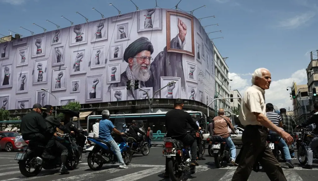 "يوم الحسم الاقتصادي"... واشنطن تتوعّد طهران بـ"أكبر حرب مالية" وإيران تلوّح بالتصعيد