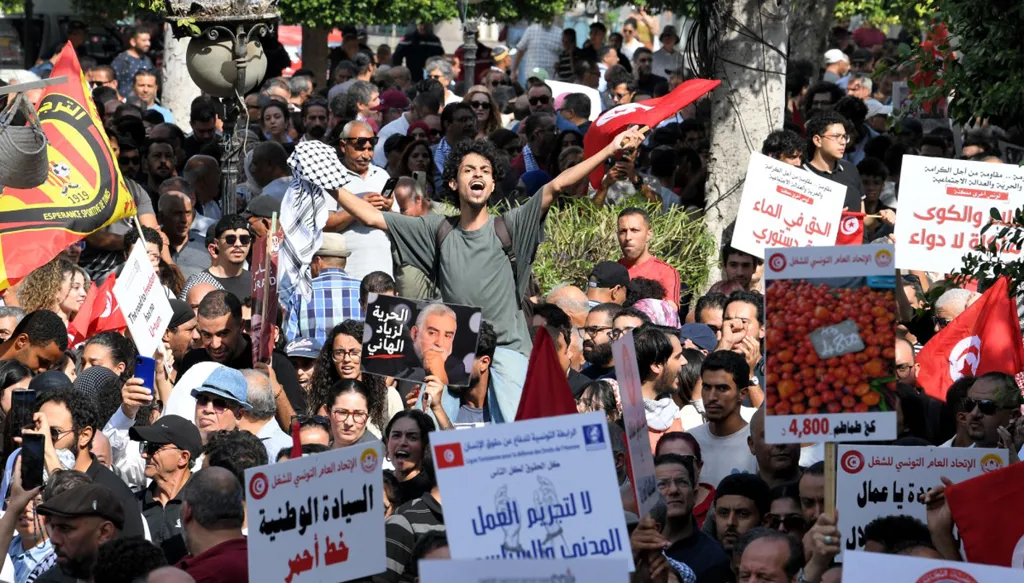 تظاهرات في تونس... واشتباكات مع الشرطة