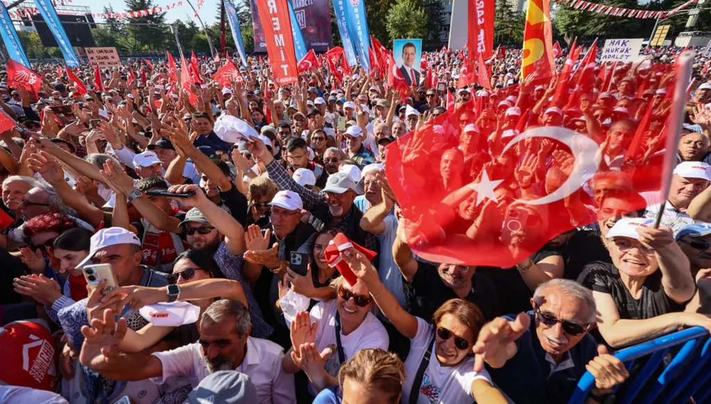 تركيا... تأجيل الحكم القضائي بشأن حلّ قيادة حزب الشعب الجمهوري