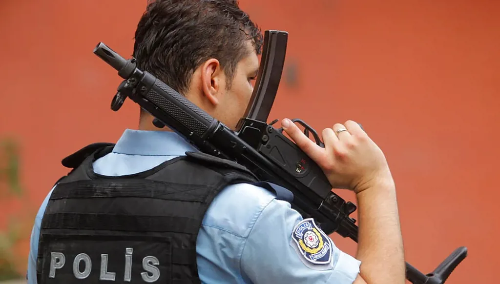 بينهم رئيس بلدية معارض... احتجاز 48 شخصاً في تركيا