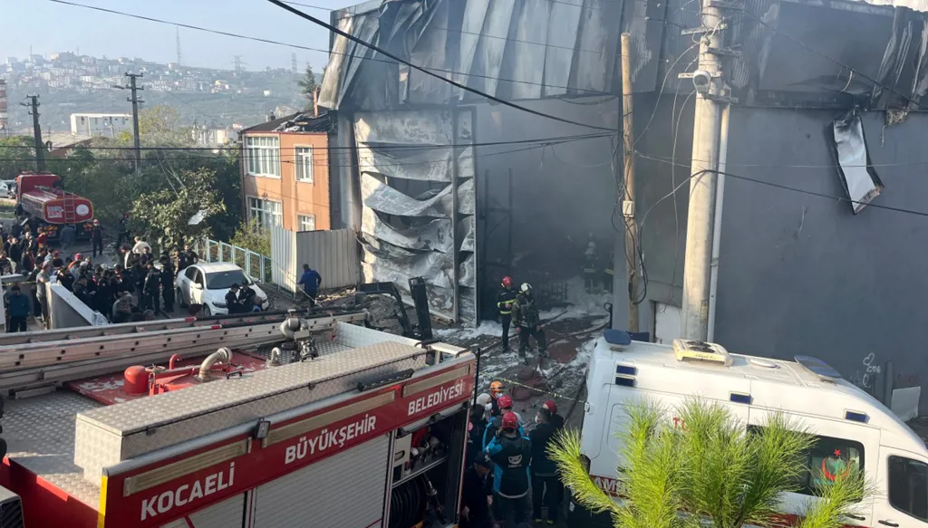 حريق بمستودع في تركيا... 6 قتلى و5 جرحى (فيديو)