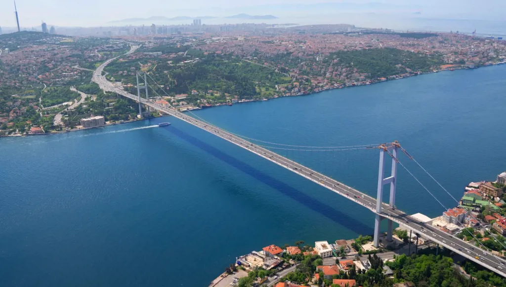 انفجار سفينتَين قبالة ساحل تركيا (صورة)