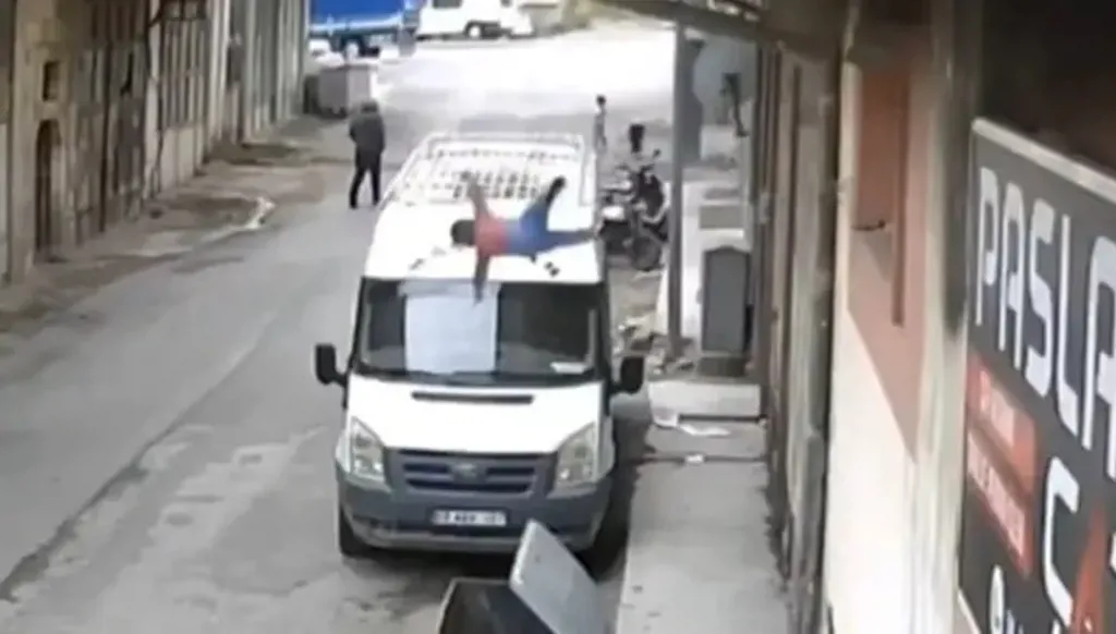 بالفيديو- نجا بأعجوبة... طفل يسقط من الطابق الثاني في حاوية ‏نفايات ‏