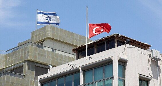 علم تركيا يرفرف فوق مبنى السفارة التركية في تل أبيب. (وكالات)