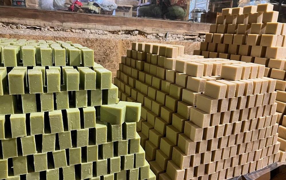 صابون زيت الزيتون، حرفة لبنانية متوارثة ارتبطت خصوصاً بمدينة طرابلس. (Masbanat Awaida)