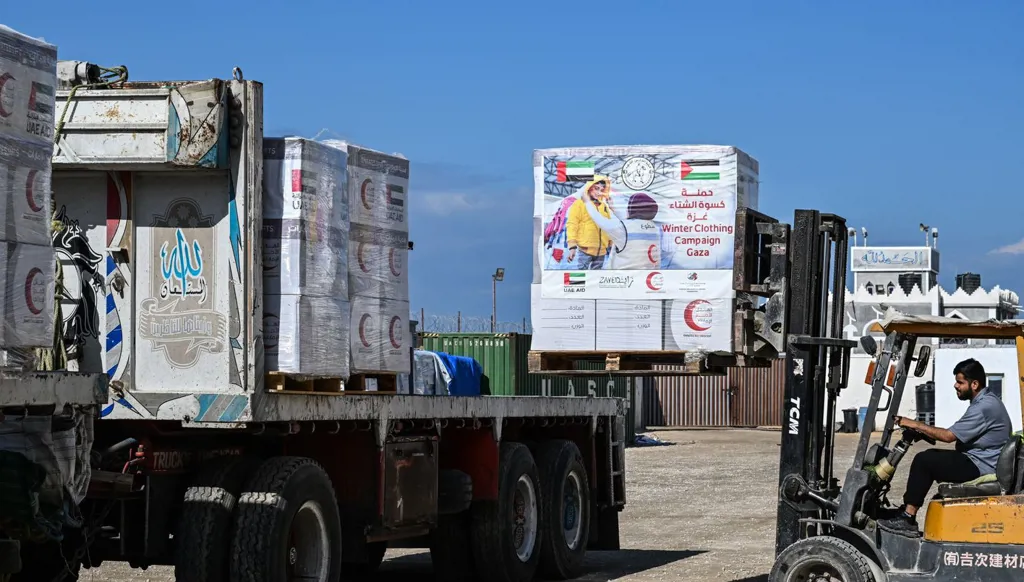 وصول 3 قوافل مساعدات إماراتية إلى غزة (صور)